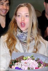 组图：好莱坞影星阿曼达-塞弗里德赴韩参加活动