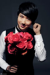 组图：崔绍涵新年浪漫写真 手捧玫瑰帅气迷人