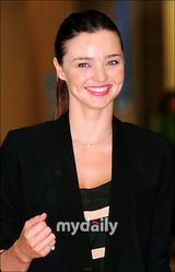 组图：澳洲名模Miranda Kerr访韩 露长腿身材高挑