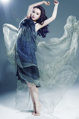 组图：王鸣飞华丽写真曝光 裙摆飞扬大耍迷幻风