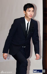 组图：李胜基河智苑出席《TheKing2hearts》发布会