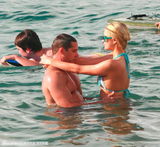 组图：希尔顿与男友鸳鸯浴 海滩戏水被搂蛮腰