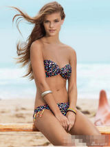 组图：嫩模妮娜碎花比基尼清新 小秀迷人腰线