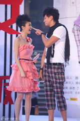 高清：《美女老板》七夕热映   何润东景甜甜蜜连拍