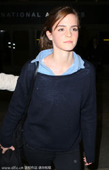 组图：艾玛学院装亮相 领口大开露性感锁骨