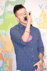 组图：朴宰范呼吁歌迷为海难祈祷 不知尼坤恋情