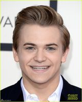 组图：小正太亨特-海耶斯亮相红毯 西装帅气