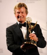 组图：Lady Gaga身着怪异镂空裙助阵国际艾美奖