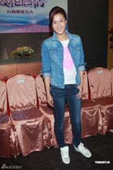 组图：钟嘉欣为剧集庆功 黄宗泽因拍剧缺席