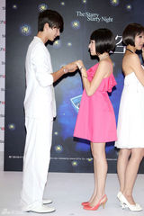 幻灯图集：许玮宁甜美代言名表 粉红吊带裙显可爱