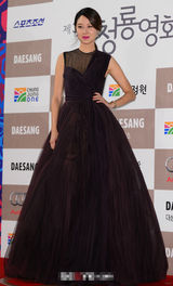 组图：孔孝真亮相青龙红毯 黑色纱裙大秀美背