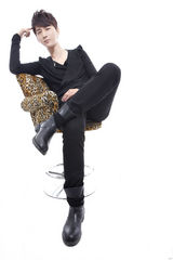 组图：邵斯文生日当天推写真 唱作型男年末华丽转身