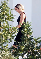 组图：卡梅隆-迪亚茨《顾问》片场长裙秀美腿