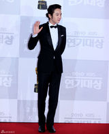 组图：韩国KBS演技大赏颁奖 张赫文根英等出席