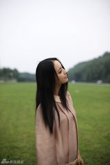 组图：佟丽娅清新温暖写真 绿意点亮金秋