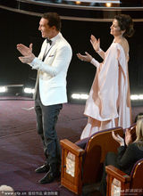 组图：马修-麦康纳荣获影帝 热吻妻子表达爱意