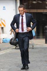 组图：电影《顾问》片场 法斯宾德西装耍帅