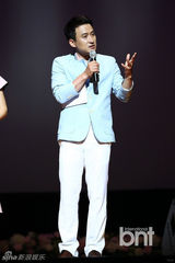 组图：众星捧场爱庭院艺术节 Raina担任主持