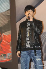 组图：周杰伦关注极限探索 为好友出征打气加油 