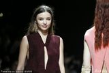 组图：米兰达可儿丹霞色露性感抹亮时装周