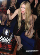 组图:艾薇儿低胸裙亮相庆功派对切蛋糕吐舌搞怪