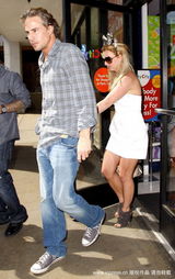 幻灯：布兰妮和男友手牵手逛街 力证感情牢不可摧