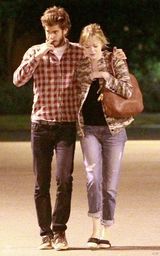 组图：小情侣艾玛与加菲咯咯笑欢乐躲狗仔