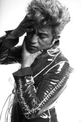 组图：吉杰新专辑《红与黑》神秘红版造型曝光