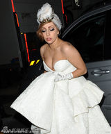 组图：Lady Gaga身穿白纱亮相伦敦 对镜大献飞吻