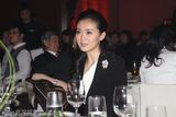 组图：王艳捧场慈善晚宴 名贵戒指显贵妇范儿