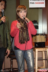 组图：黄小琥探班杨培安个唱排练送手机打气