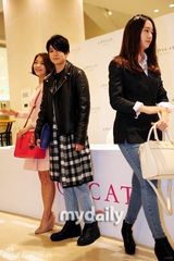 组图：韩团f(x)出席粉丝签名会 宋茜拍戏缺席