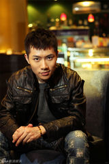 组图：泷潇拍摄惬意写真 秀都市型男风采