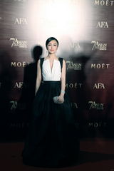 组图：秦岚亮相亚洲电影大奖 素雅深V性感端庄