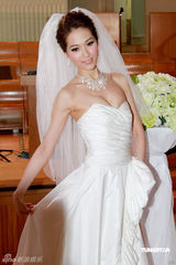 幻灯图：林莉穿婚纱拍广告秀身材 把林志玲当动力