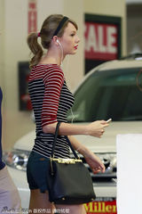 组图：斯威夫特购物耳机不离身 T恤热裤秀长腿