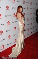 组图：林赛-罗韩出席首映金裙秀美背 红唇风骚献吻