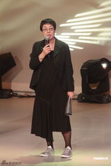 组图：香港艺术发展颁奖礼举办 周润发拥许鞍华