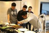 组图：谢霆锋《快本》展厨艺 大谈生意经