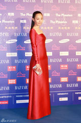 组图：白百何耀眼红裙亮相 宽领露锁骨