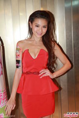 组图：周秀娜风骚秀事业线 倒巨乳宣传新戏