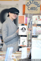 组图：安妮-海瑟薇低调逛书店 修生养性扫5大本