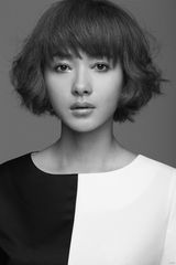 组图：万茜写真黑白色系彰显艺术气息