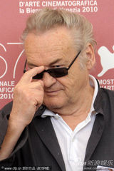 《我仍在这里》发布会 卡西-阿弗莱克帅气亮相(图)