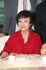 组图：白雪仙梅雪诗纪念任剑辉 贵气珠宝环身