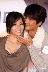 组图：陈怡蓉郭品超亲密代言 现场示爱热度破表