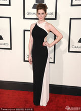 组图：埃斯梅-比安亮相女人味十足 秀凹凸曲线