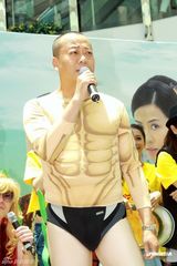 组图：欧阳震华裸体造型亮相 险遭同性当众热吻