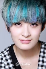 组图：曾轶可拍杂志写真 清爽蓝色短发玩混搭