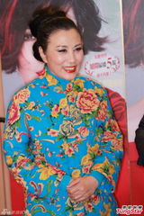 组图：汪明荃个唱飘逸红裙风情动人